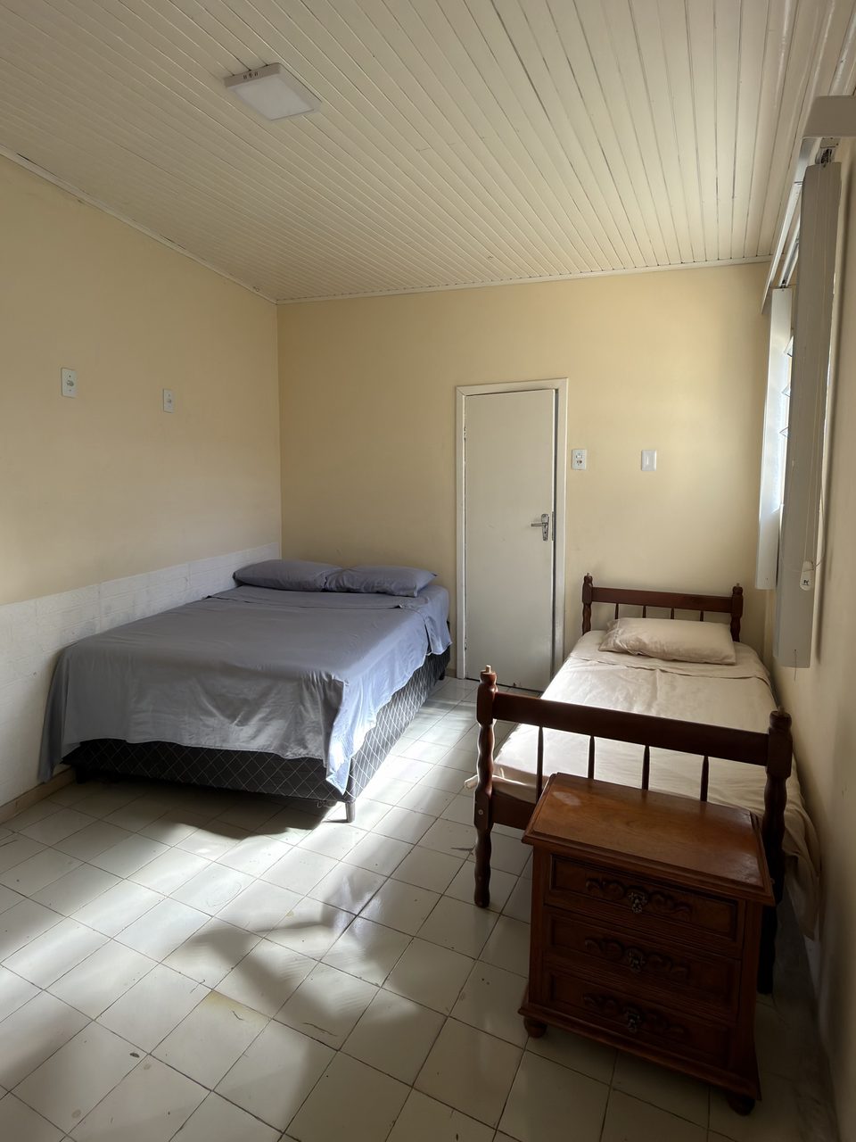 As duas camas do Quarto 2 e a porta ao fundo.