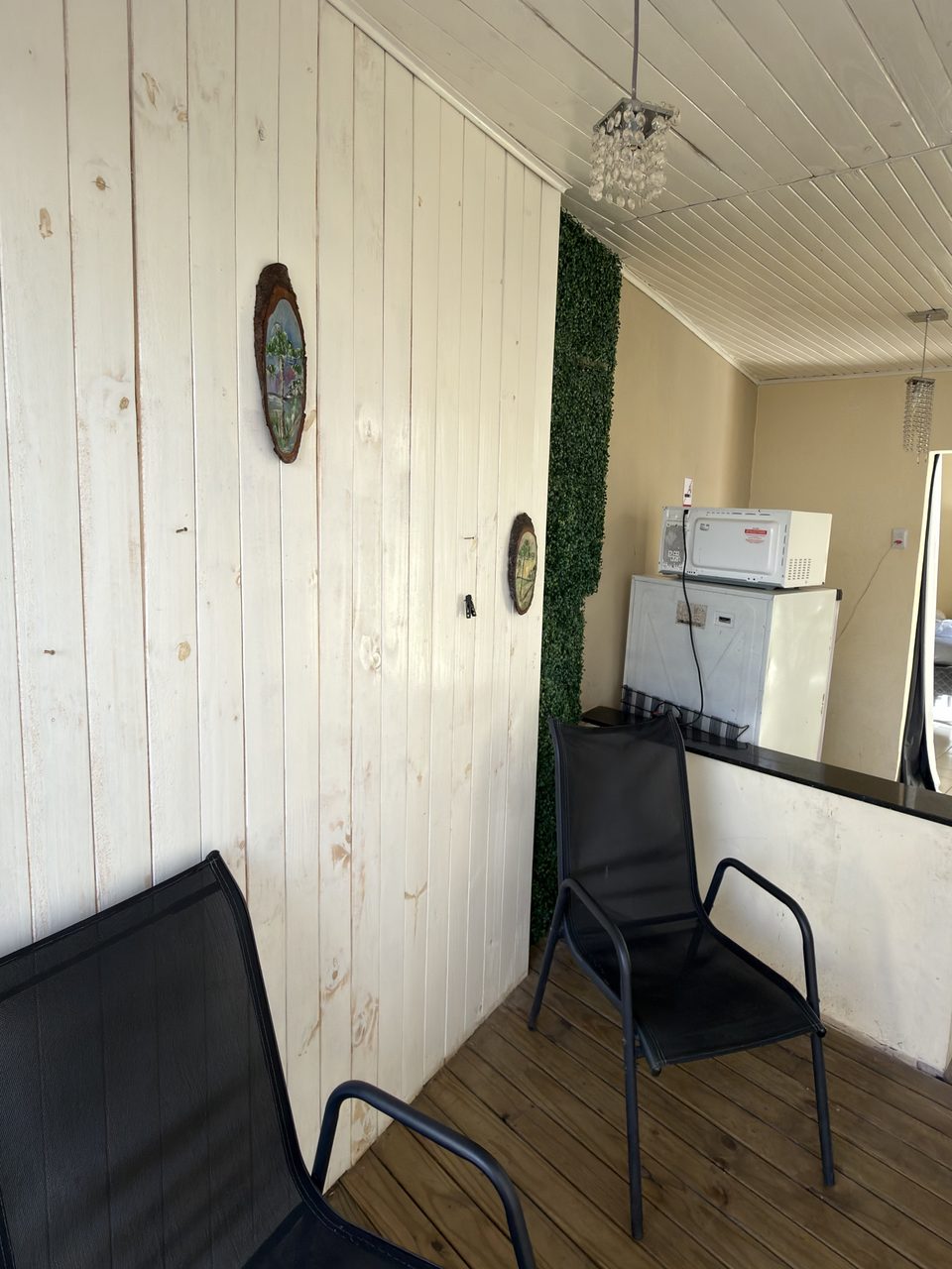 As cadeiras da varanda e a bancada da cozinha do Quarto 2.