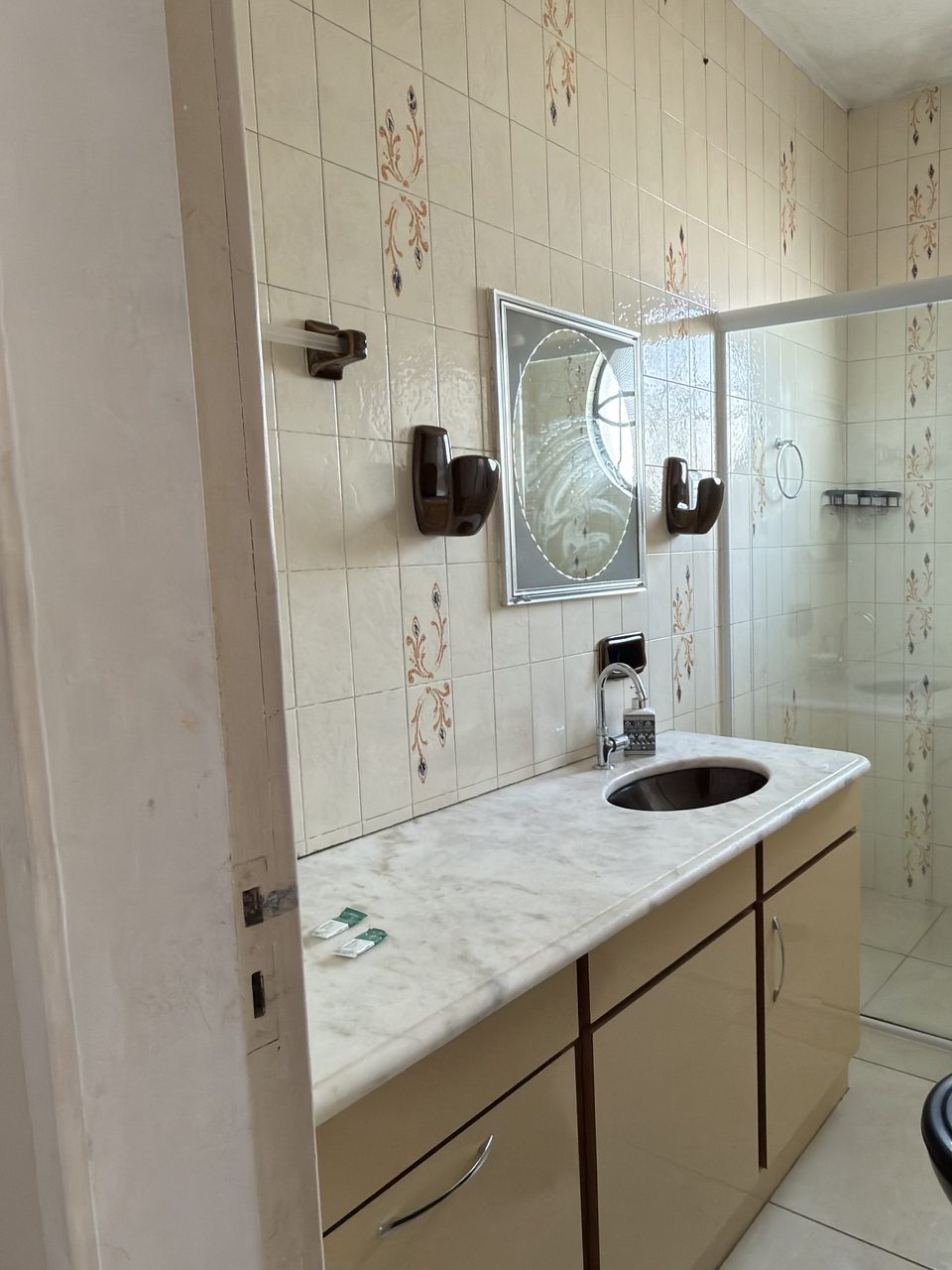 A bancada e o box do banheiro do Quarto 3.