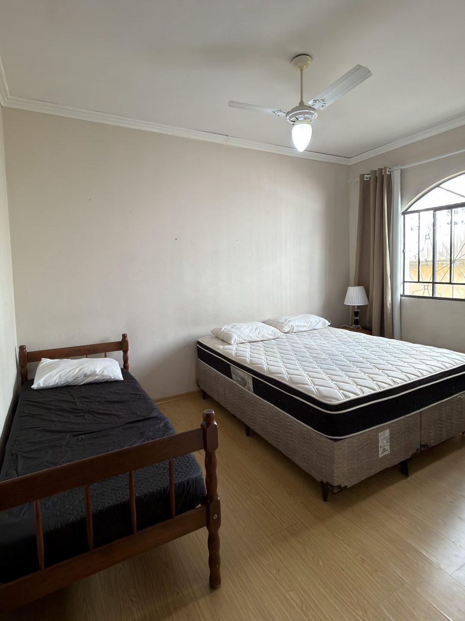 As duas camas do Quarto 4, com o ventilador de teto.